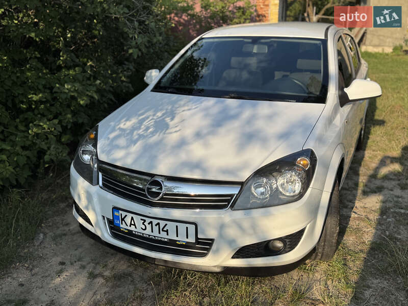 Хэтчбек Opel Astra 2012 в Черновцах