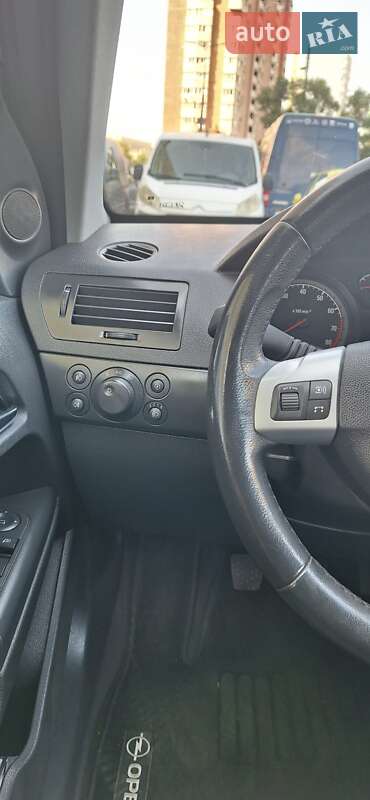 Хэтчбек Opel Astra 2011 в Киеве