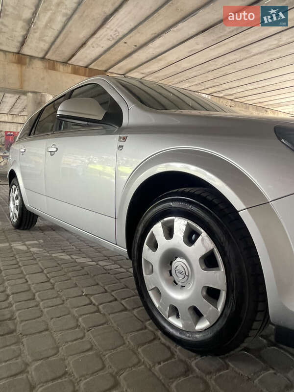 Універсал Opel Astra 2010 в Львові