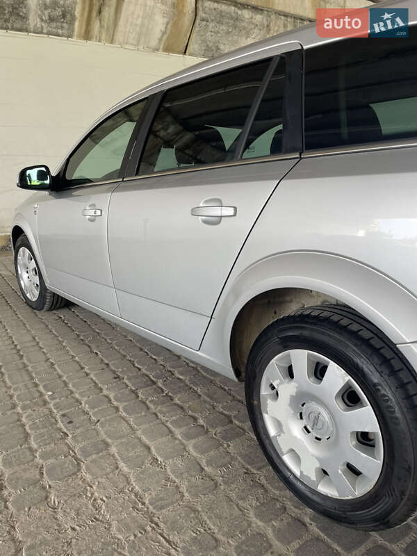 Універсал Opel Astra 2010 в Львові