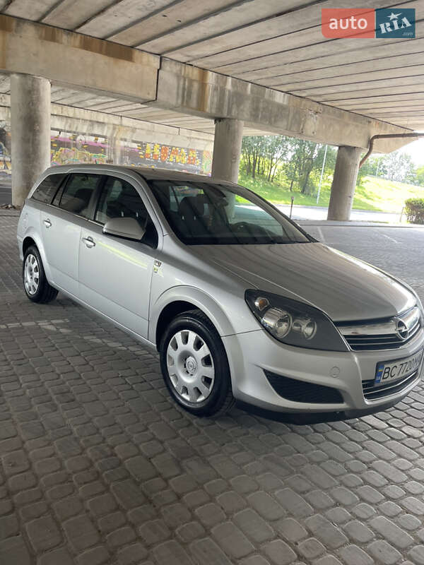 Універсал Opel Astra 2010 в Львові