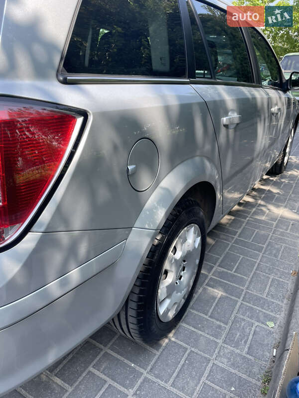 Універсал Opel Astra 2010 в Львові