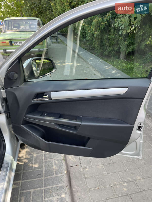 Універсал Opel Astra 2010 в Львові