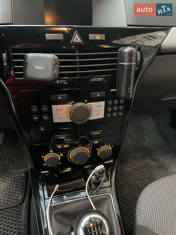 Універсал Opel Astra 2010 в Львові