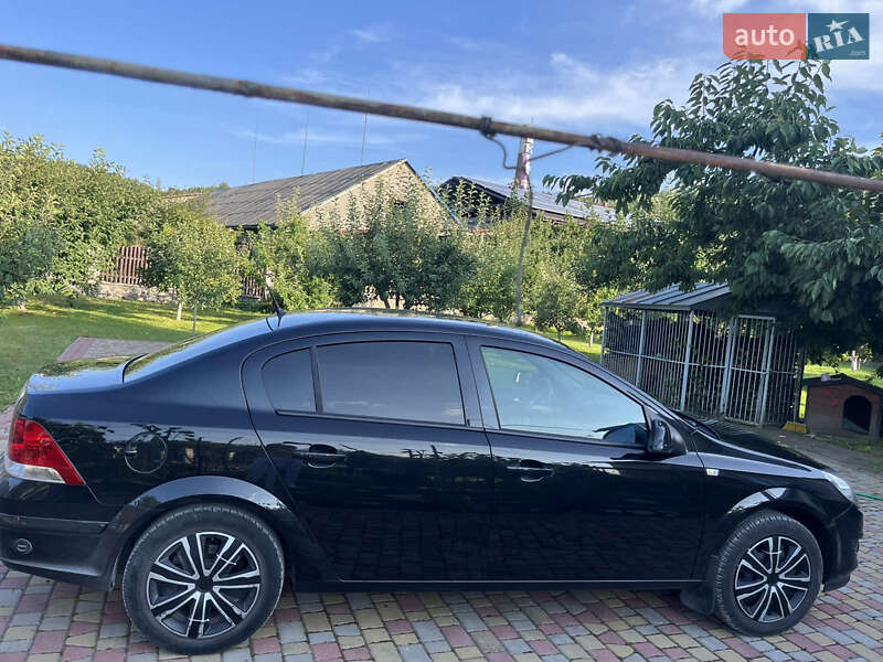 Седан Opel Astra 2013 в 