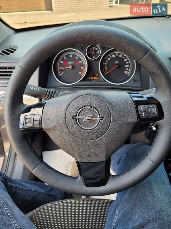 Универсал Opel Astra 2009 в Луцке
