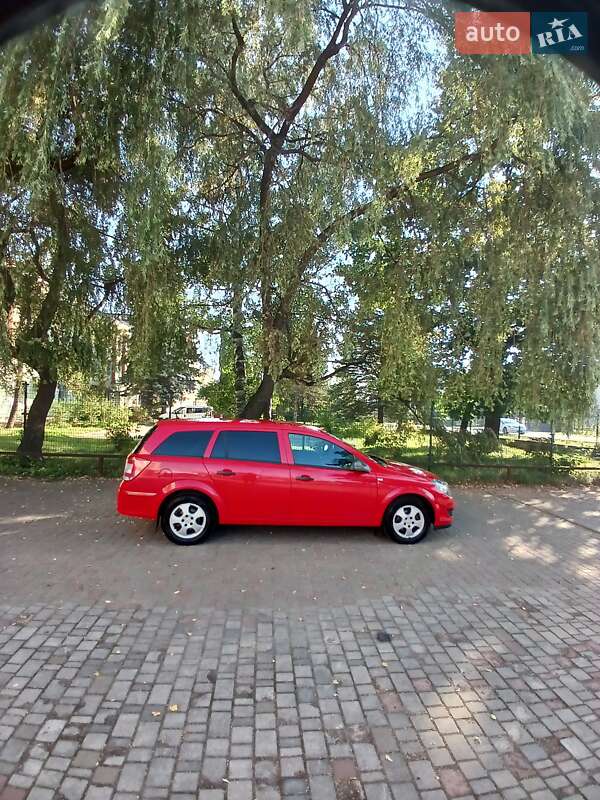 Универсал Opel Astra 2010 в Долине