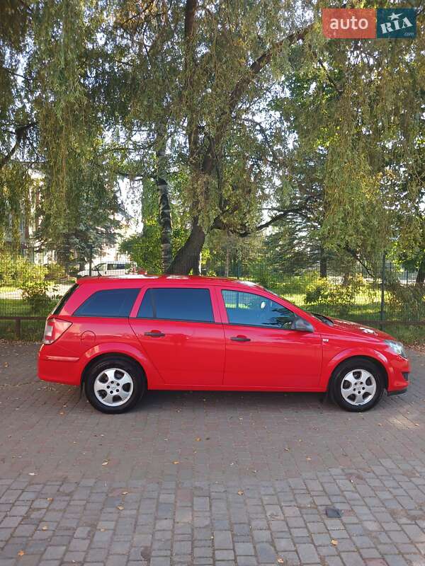 Универсал Opel Astra 2010 в Долине