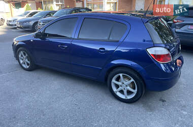 Хэтчбек Opel Astra 2005 в 