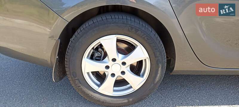 Универсал Opel Astra 2011 в Житомире