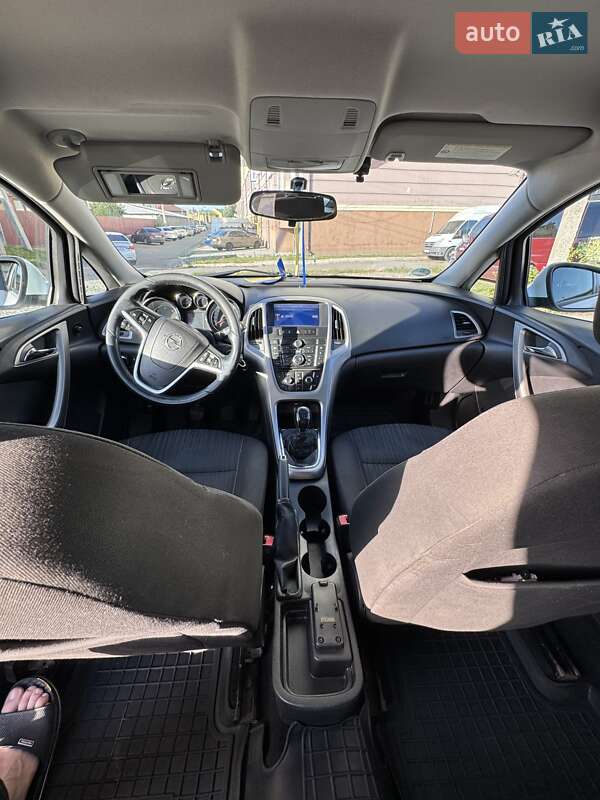 Универсал Opel Astra 2011 в Вышгороде
