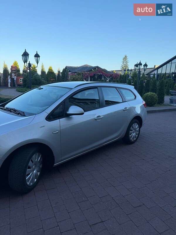 Универсал Opel Astra 2013 в Стрые