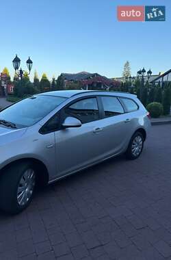 Универсал Opel Astra 2013 в 