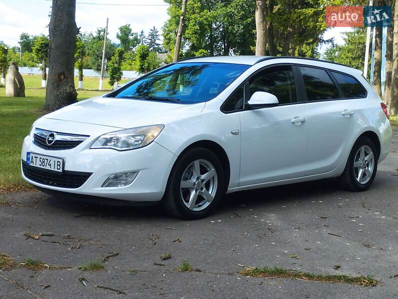 Универсал Opel Astra 2012 в Теофиполе