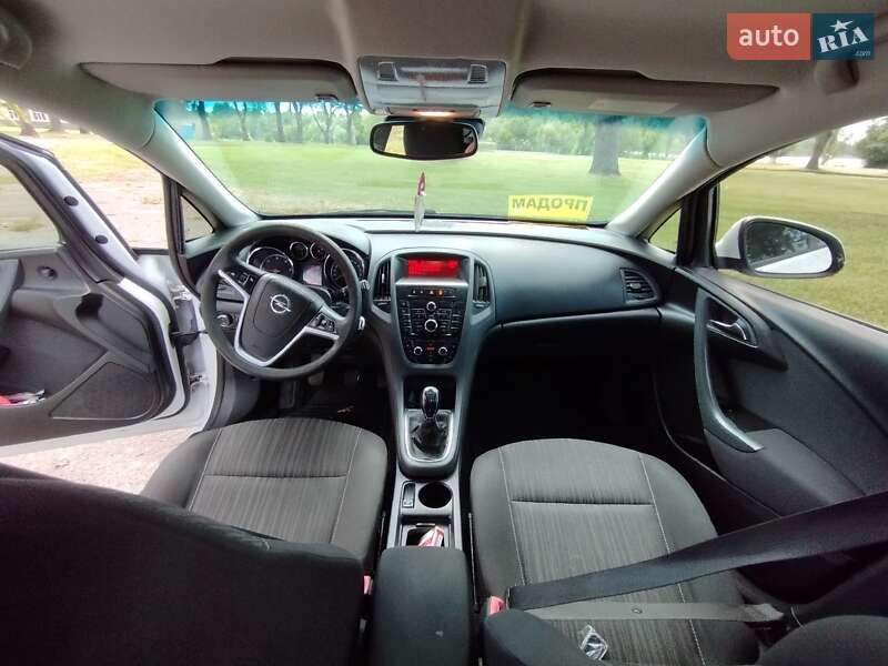 Универсал Opel Astra 2012 в Теофиполе