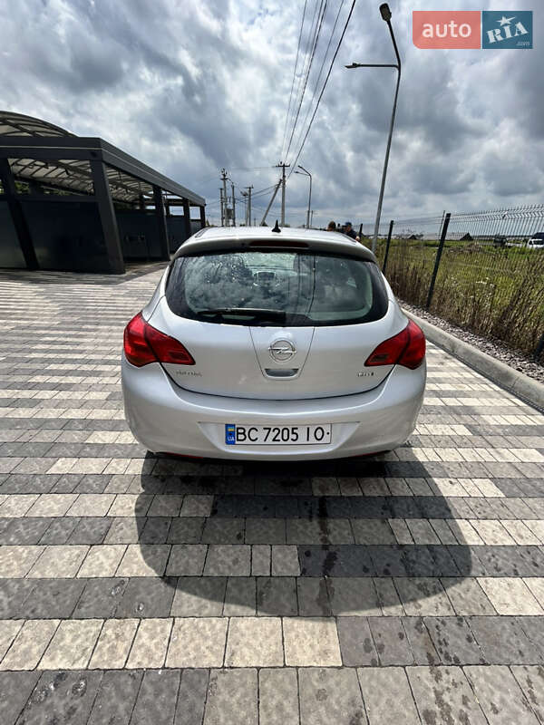 Хэтчбек Opel Astra 2011 в Львове