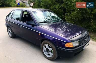 Хэтчбек Opel Astra 1993 в Шумске