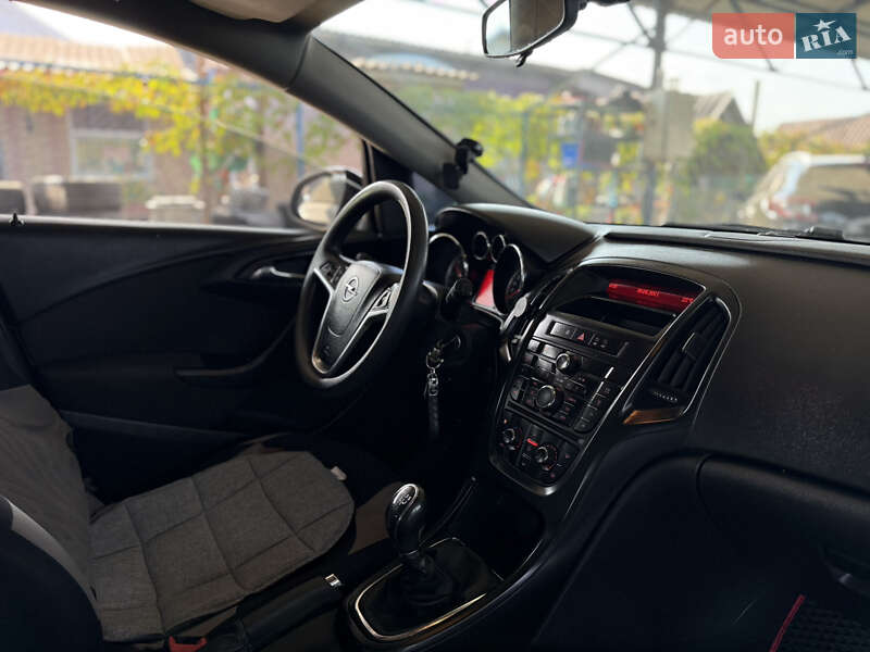 Универсал Opel Astra 2011 в Ивано-Франковске