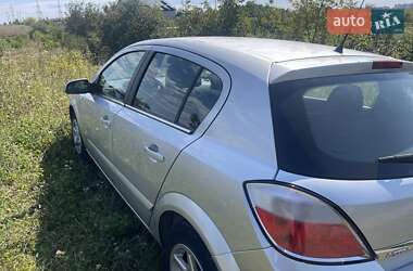 Хэтчбек Opel Astra 2004 в 