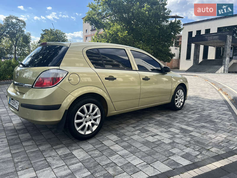 Хэтчбек Opel Astra 2005 в Мукачево