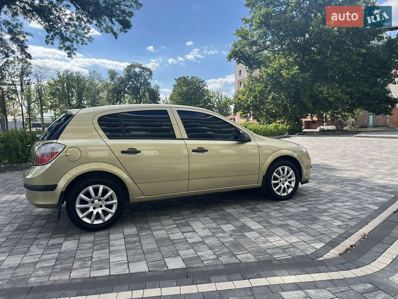 Хэтчбек Opel Astra 2005 в Мукачево
