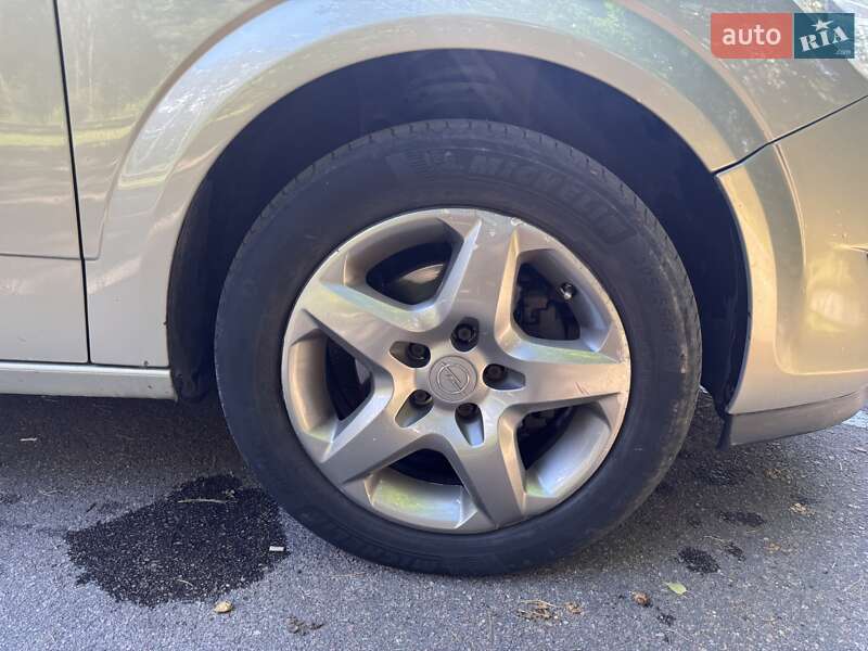 Хэтчбек Opel Astra 2007 в Житомире