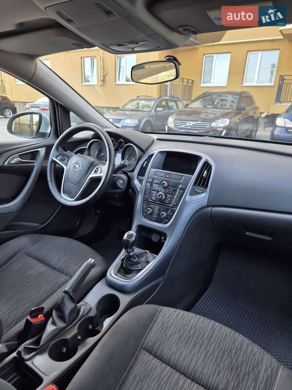 Універсал Opel Astra 2012 в Луцьку