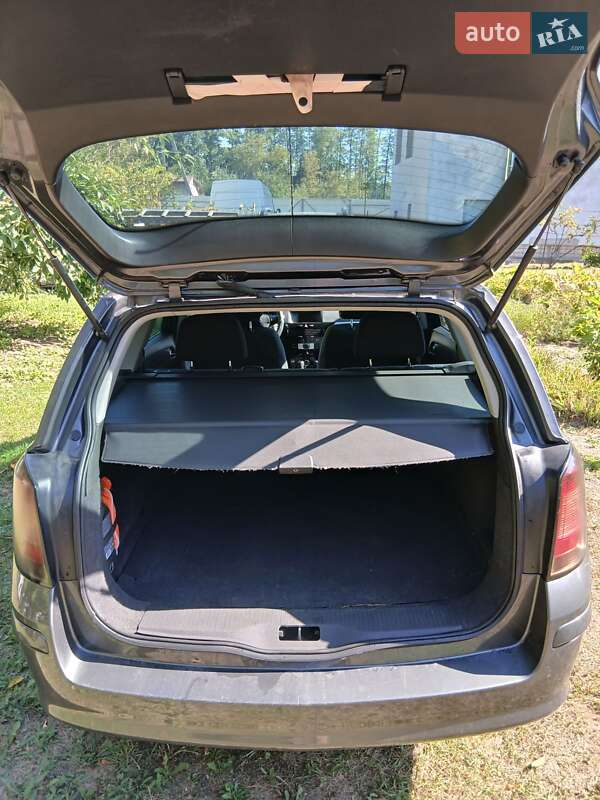 Универсал Opel Astra 2010 в Обухове