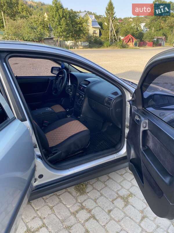 Седан Opel Astra 2000 в Надворной