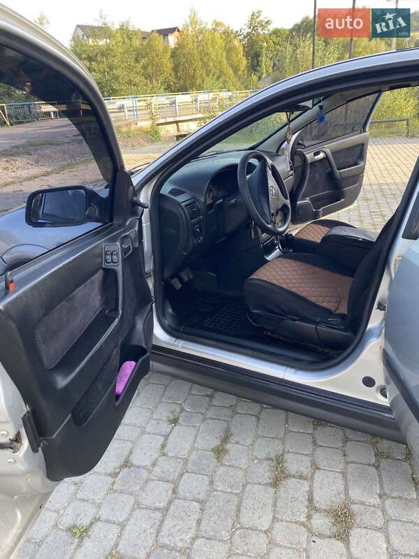 Седан Opel Astra 2000 в Надворной