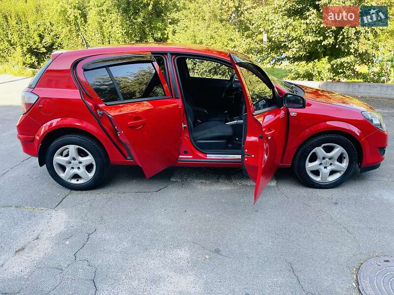 Хэтчбек Opel Astra 2012 в Киеве