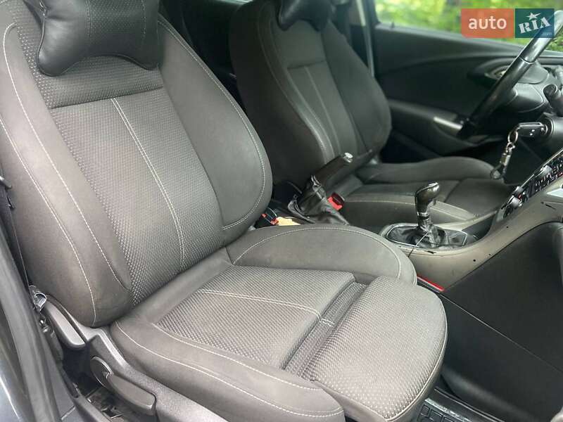 Универсал Opel Astra 2012 в Калуше