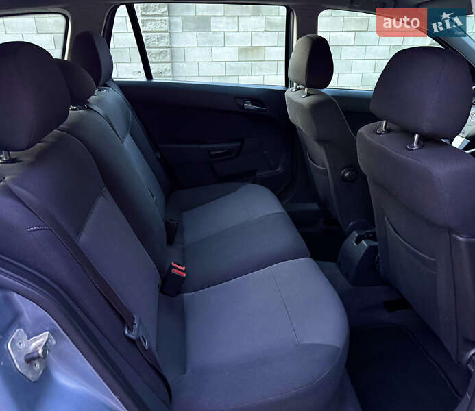 Універсал Opel Astra 2010 в Луцьку