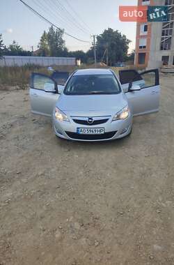 Универсал Opel Astra 2011 в Ужгороде