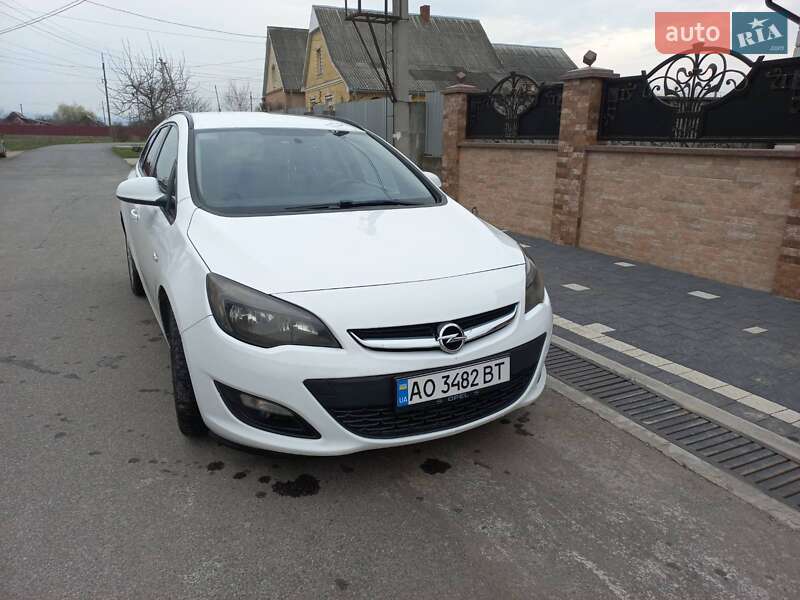 Универсал Opel Astra 2014 в Ужгороде