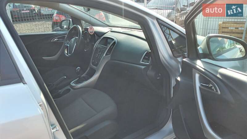 Универсал Opel Astra 2011 в Нововолынске