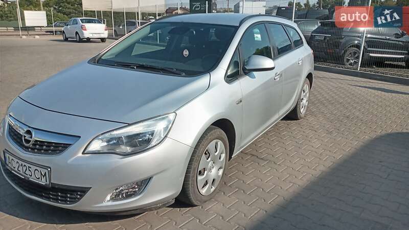 Универсал Opel Astra 2011 в Нововолынске