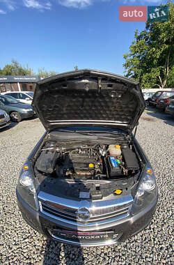 Хетчбек Opel Astra 2009 в 