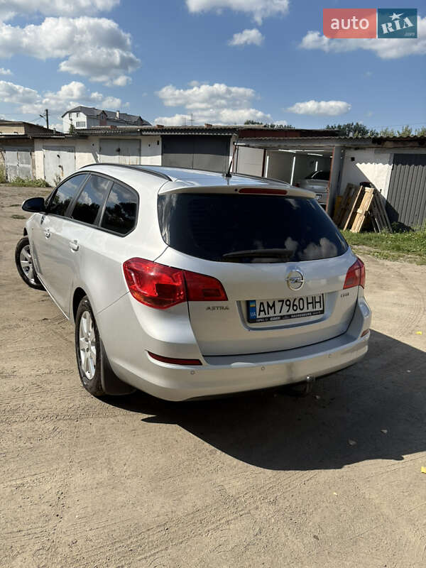 Универсал Opel Astra 2012 в Малине