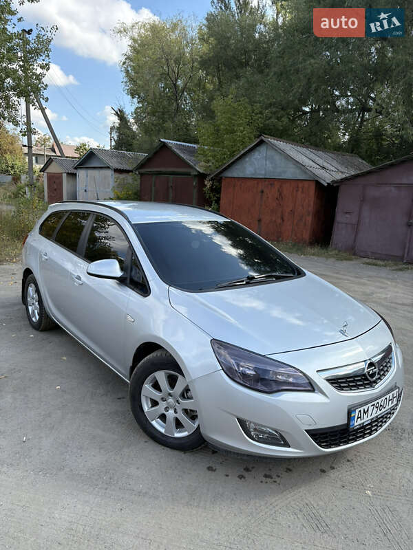 Универсал Opel Astra 2012 в Малине