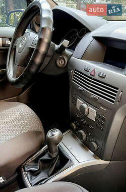 Хэтчбек Opel Astra 2005 в 