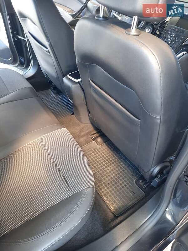 Универсал Opel Astra 2015 в Ужгороде