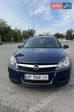 Хэтчбек Opel Astra 2012 в 