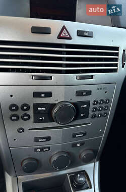 Хэтчбек Opel Astra 2012 в 