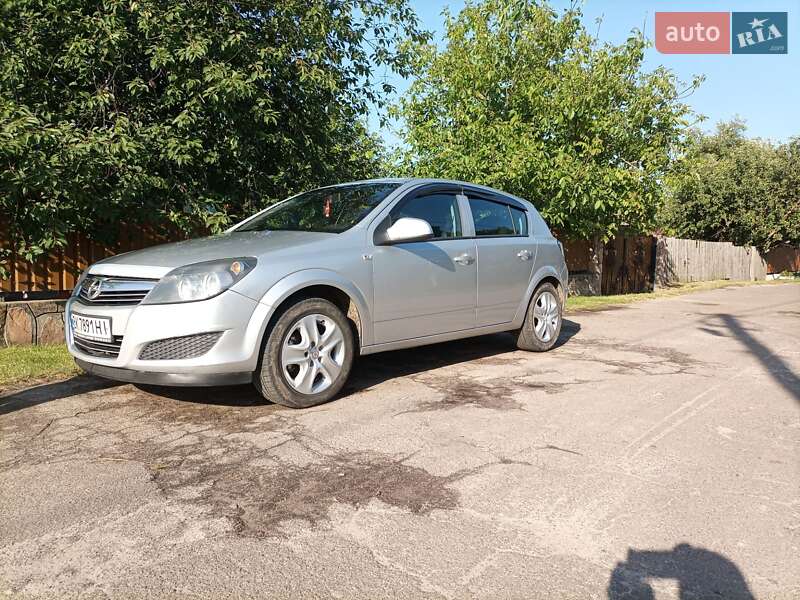 Хэтчбек Opel Astra 2011 в Олевске