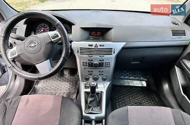Хэтчбек Opel Astra 2011 в 