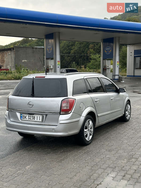 Универсал Opel Astra 2005 в Кременце