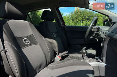 Хэтчбек Opel Astra 2013 в 