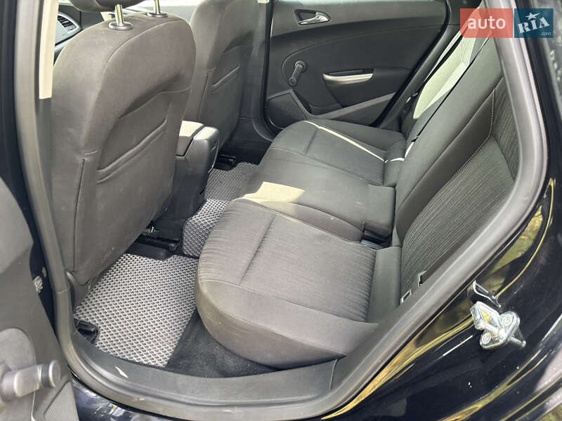 Универсал Opel Astra 2011 в Луцке