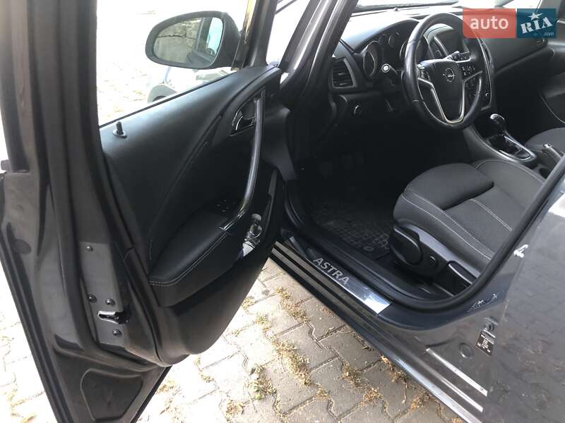 Универсал Opel Astra 2015 в Черновцах